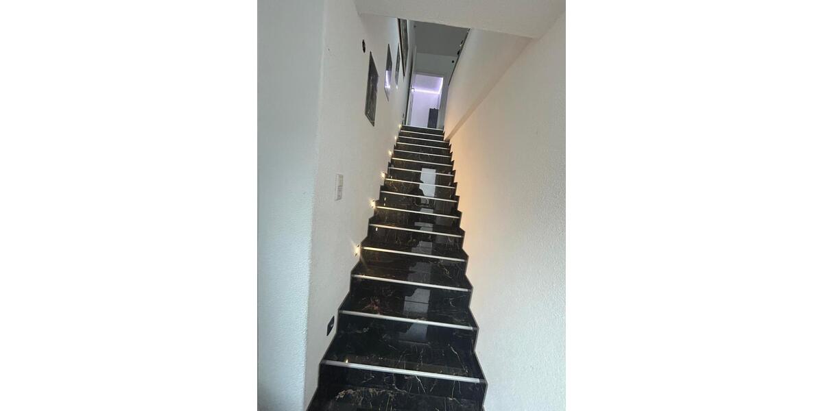 Elegante 4 Zimmer Wohnung mit eigenen Garten und Pool. 4 zimmer