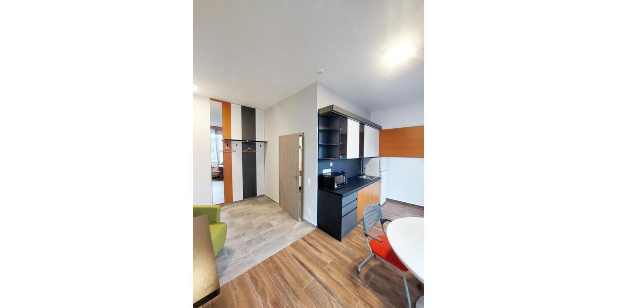 Gemütliche Wohnung mit Küche und Schlafzimmer. 1 zimmer