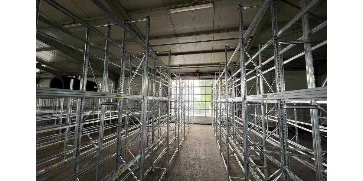 Lagerhalle in Hof mit Zufahrtsrampe und elektrischen Rolltoren – sofort verfügbar zimmer