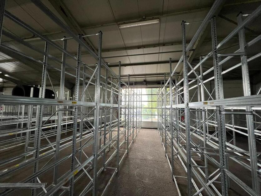 Lagerhalle mit Laderampe und elektrischen Rolltoren – sofort verfügbar zimmer