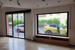 Ladenlokal mit Schaufenster, Büro und Lagerräumen