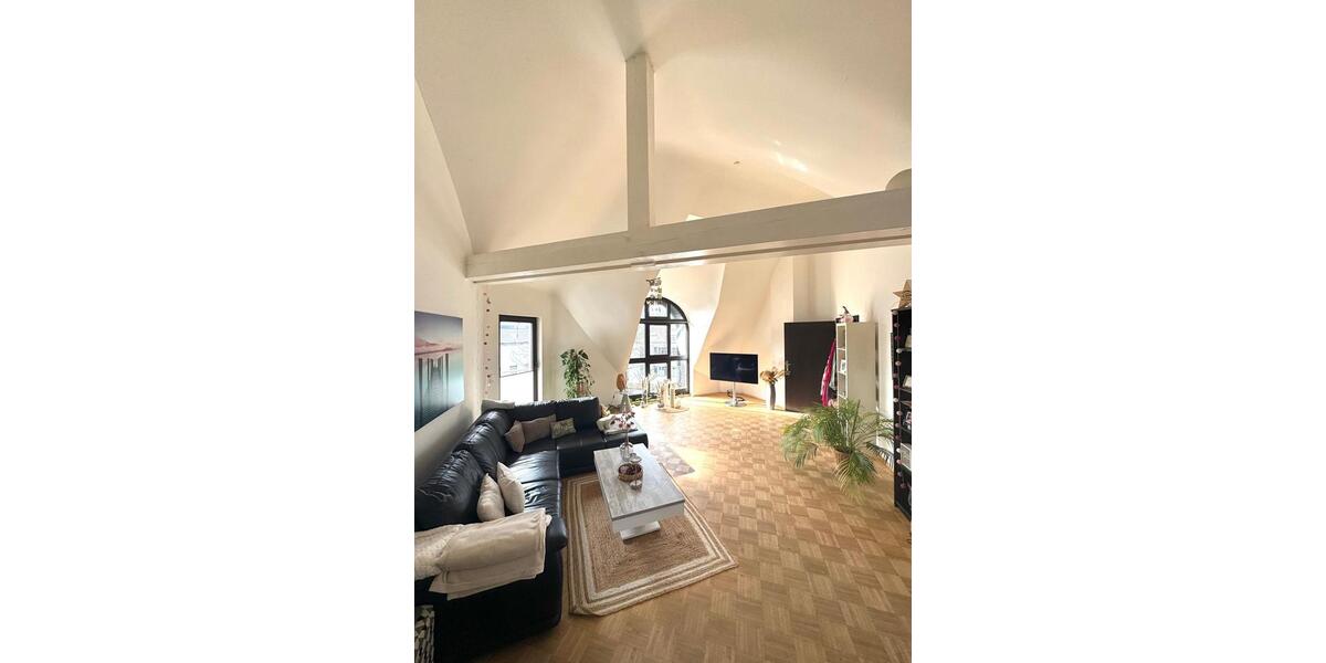 Dachgeschoßwohnung Wiesbaden Biebrich - 2 Zimmer, 90 m&sup2;, 1.315&euro; | Angebot:25136770