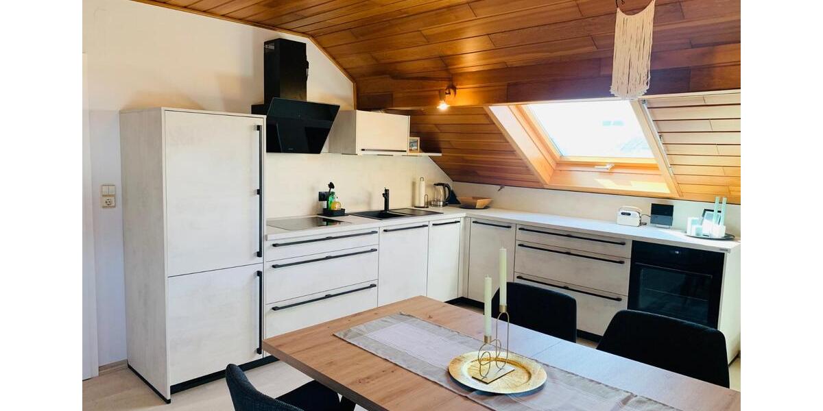 Renovierte und voll möblierte DG-Wohnung für Single-Person zimmer