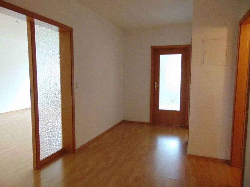 Schöne kleine Wohnung mit Balkon und PKW Stellplatz