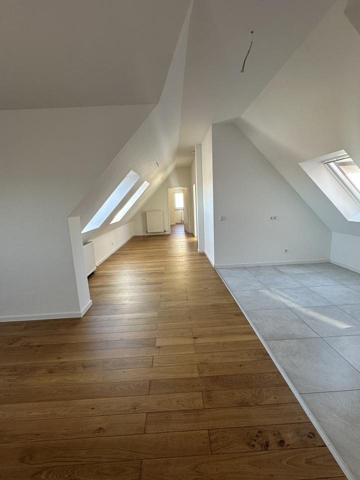 Ruhiges Wohnen im Dachgeschoss - Renovierte, geräumige 2-Raum-Wohnung mit Balkon und Außenstellplatz in Frienstedt! zimmer
