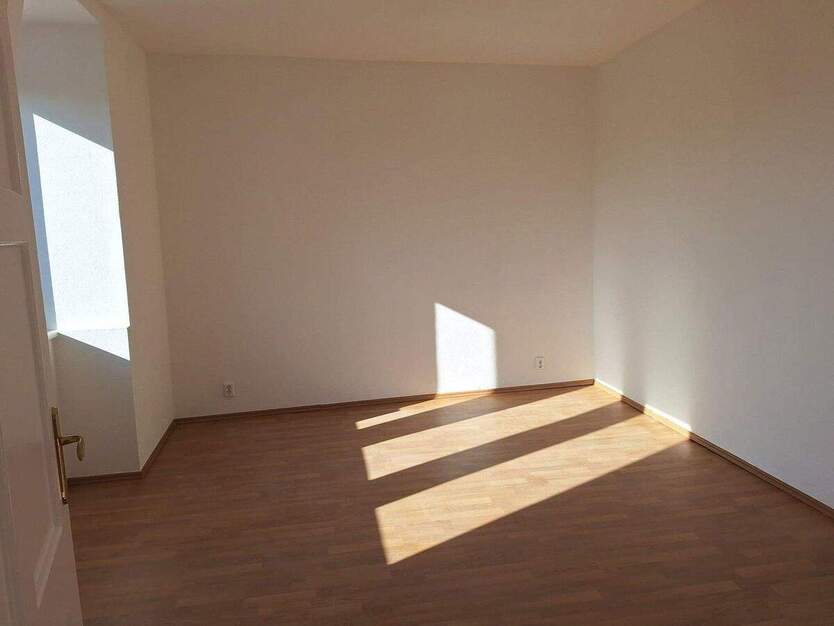 Großzügige, helle 5-Zimmer-Dachgeschosswohnung im Altbau - ruhige Lage mit Weitblick in Ammendorf 5 zimmer