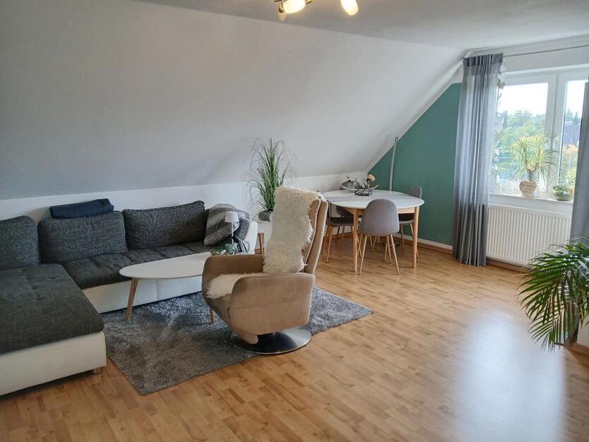 Moderne, geräumige Wohnung mit Balkon am Stadtrand. Einbauküche möglich!
