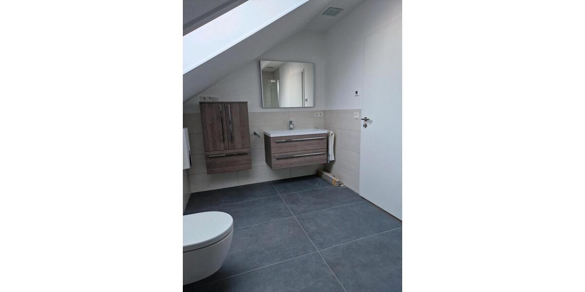 Dachgeschoßwohnung Hohenroth - 7 Zimmer, 90 m&sup2;, 700&euro; | Angebot:25353311