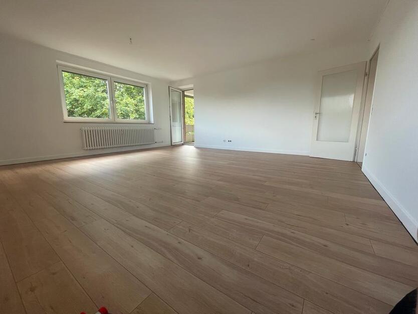 Helle renovierte Wohnung – mit Balkon & Küche