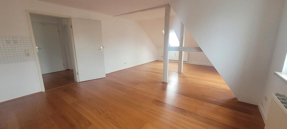 Dachgeschoßwohnung Limbach-Oberfrohna Oberfrohna - 3 Zimmer, 58 m&sup2;, 355&euro; | Angebot:26211122