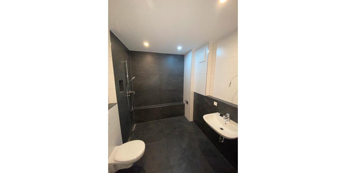 Moderne Dachgeschosswohnung mit Loggia, Einbauküche + Stellplätze zimmer