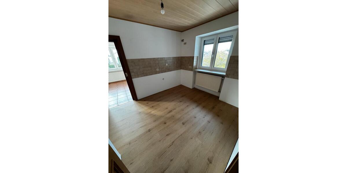 Etagenwohnung Wallersdorf - 5 Zimmer, 130 m&sup2;, 1.100&euro; | Angebot:25639624