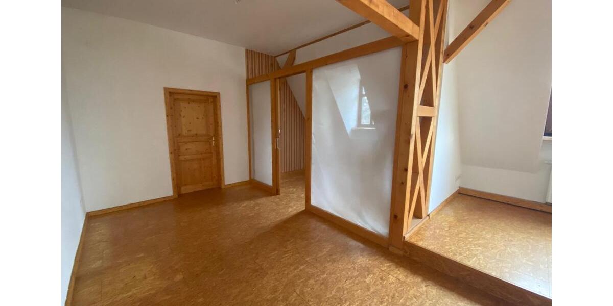 Dachgeschoßwohnung Glauchau - 3 Zimmer, 91 m&sup2;, 592&euro; | Angebot:24491587