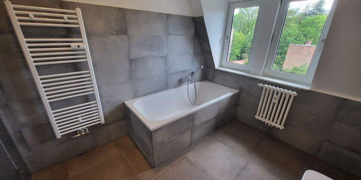 Hochwertige Sanierung im Zweitbezug - 4-Raum-Wohnung - Tageslichtbad, Gäste-WC, Parkett, Stellplatz 4 zimmer