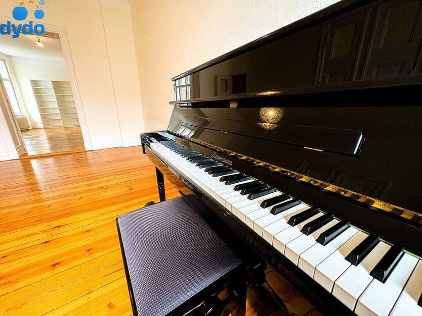 !! Wunderschöne AltbauWohnung mit Südbalkon erwartet Sie !! samt Einbauküche und Klavier