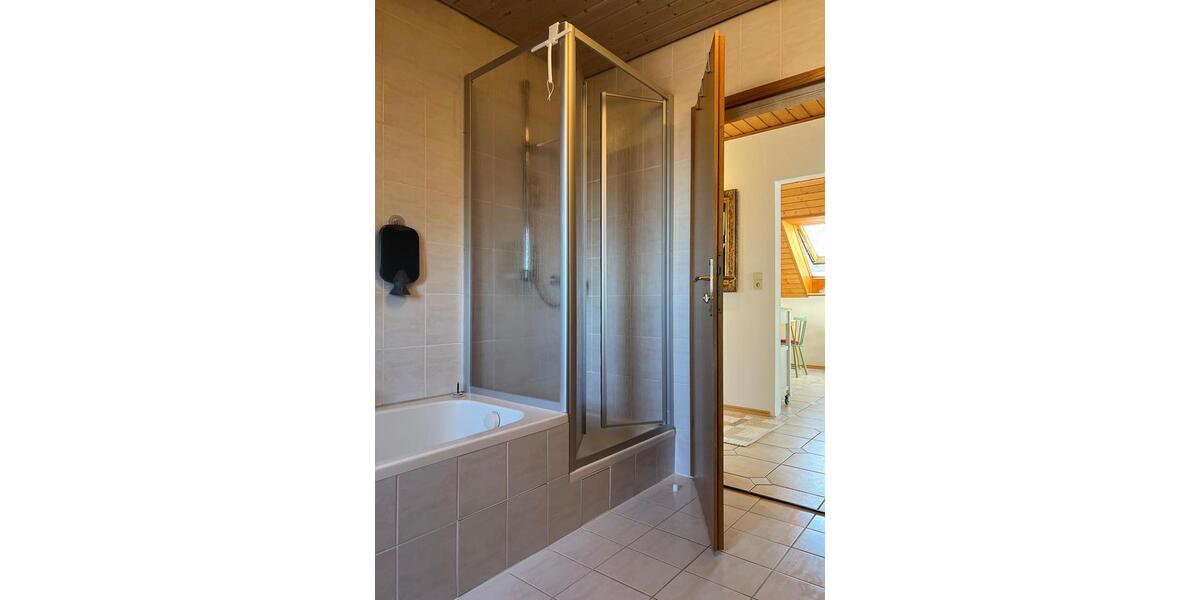 Dachgeschoßwohnung Höchberg - 3 Zimmer, 78 m&sup2;, 850&euro; | Angebot:25881492