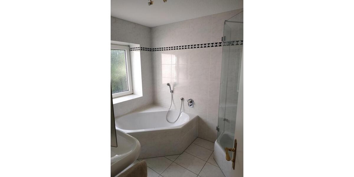 Hochwertiges PENTHOUSE mit 40 qm Süd-Dach-Terrasse, Einbau-Küche und -Schänken, Parkett 2.5 zimmer