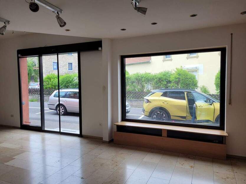 Ladenlokal mit Schaufenster, Büro und Lagerräumen