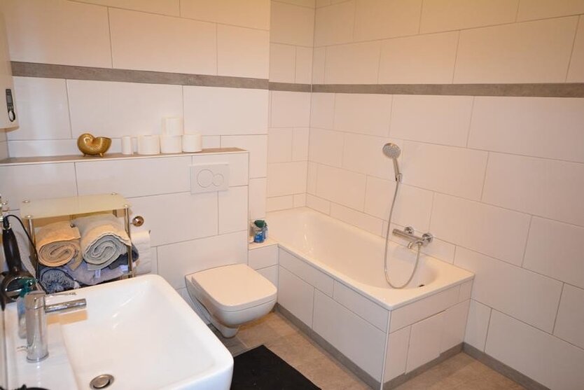 Eine wunderschoene Altbauwohnung in zentraler Stadtlage. 3 zimmer