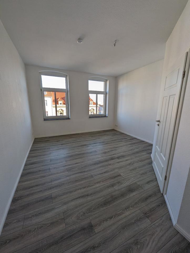 +++TRAUMHAFTE 5-R. WHG.+GR. BALKON+FUßBODENHEIZ.+LAMINAT+BAD m. WANNE u. DUSCHE+++