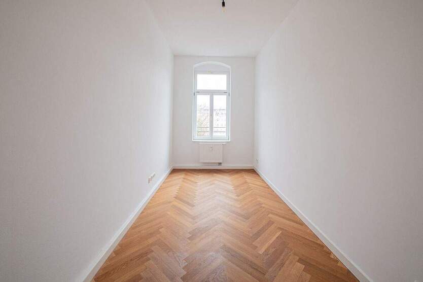 Komfortable Wohnung in mondänem Altbau in Elbnähe. Balkon, Parkett, und Tageslichtbad mit Wanne. 3 zimmer