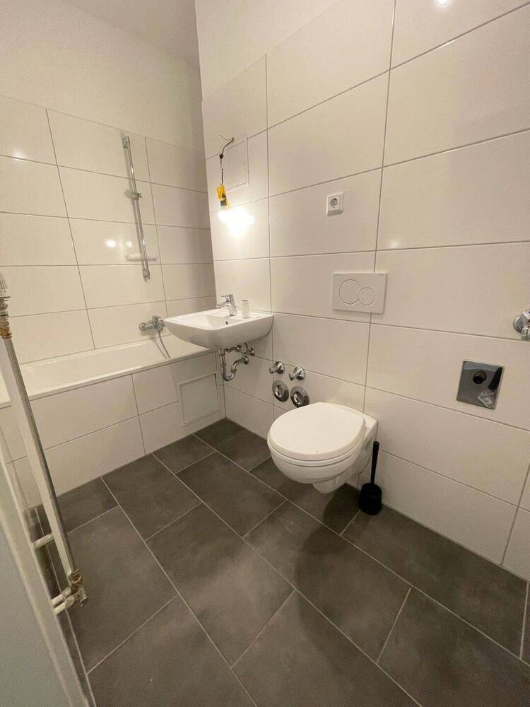 Moderne 2-Zimmer-Wohnung mit Terrasse und Blick ins Grüne, Wannenbad, separate Küche, Abstellraum