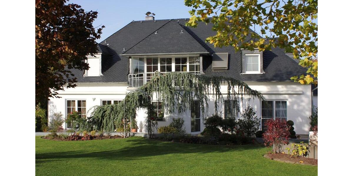 Hauptwohnung in Zweifamilienhaus mit großzügiger Anlage 7 zimmer