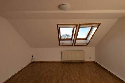 zentrumsnahe Dachgeschosswohnung mit praktischem Schnitt. 2 zimmer