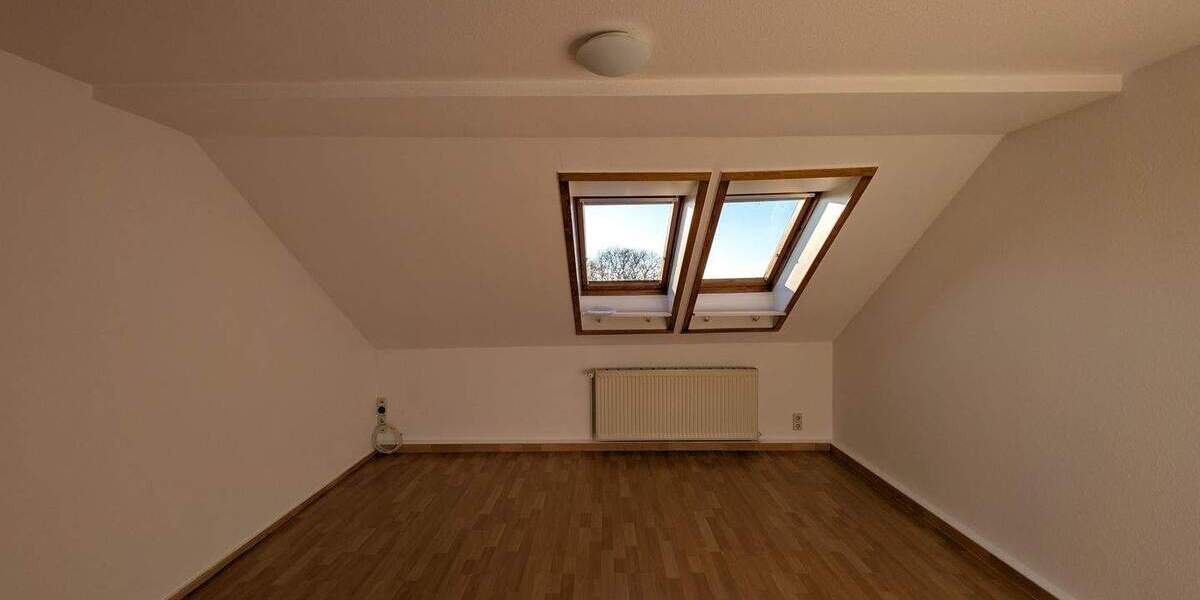 zentrumsnahe Dachgeschosswohnung mit praktischem Schnitt. 2 zimmer
