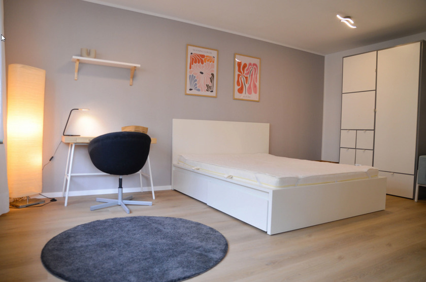 Großes WG-Zimmer mit Balkon in 3er-WG