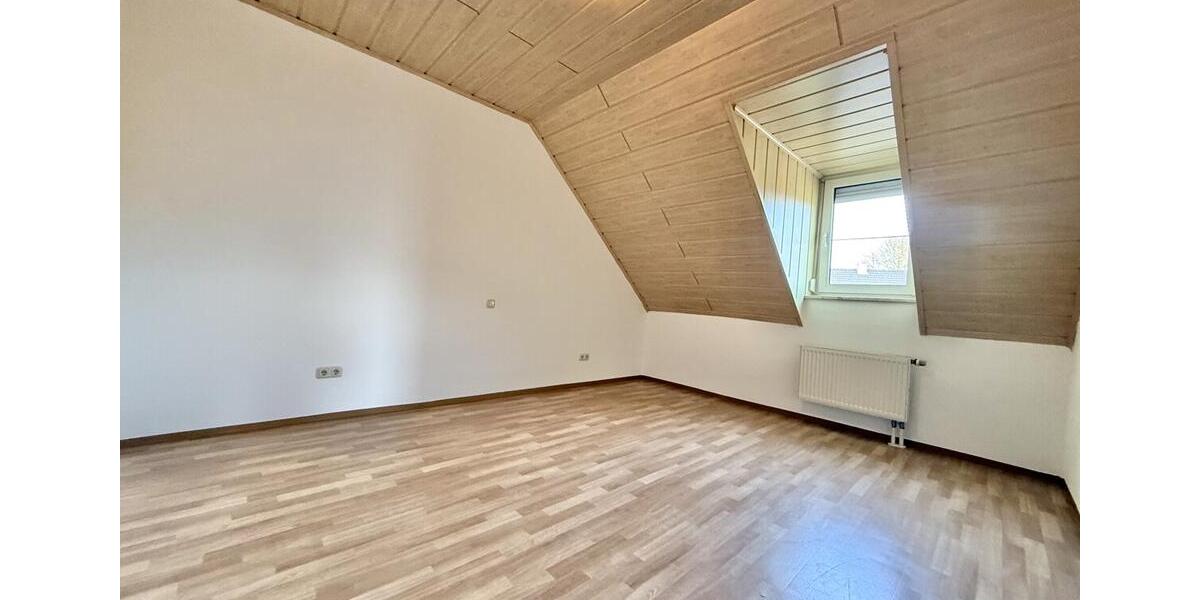 Dachgeschoßwohnung Thalmassing - 3 Zimmer, 83 m&sup2;, 670&euro; | Angebot:25924805