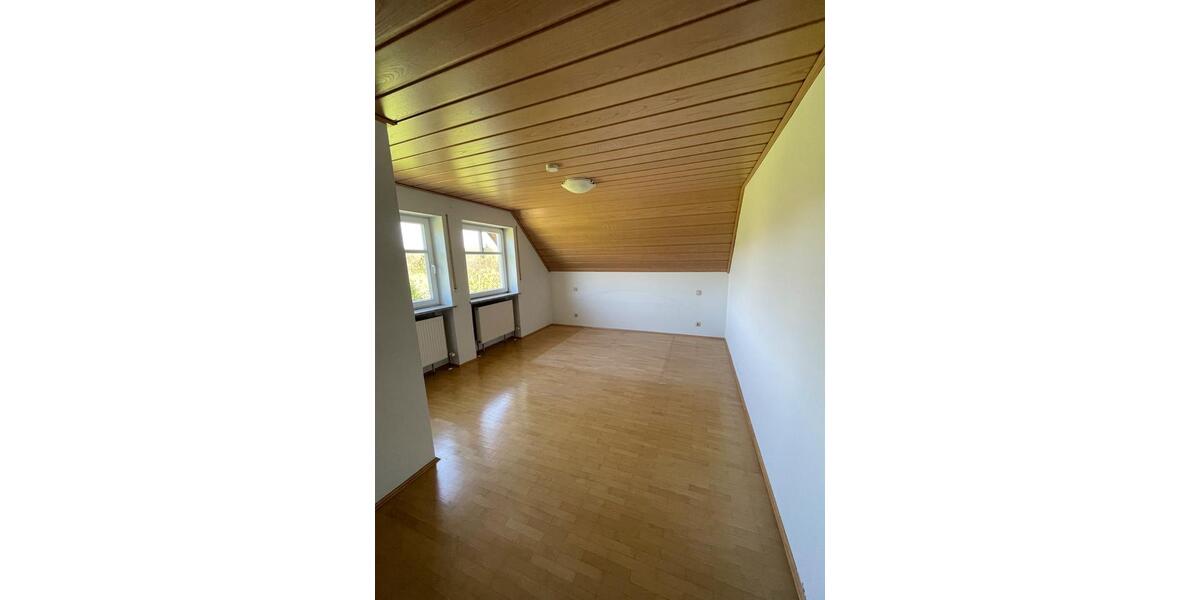 Dachgeschoßwohnung Buttenheim - 4 Zimmer, 119 m&sup2;, 1.200&euro; | Angebot:26561819