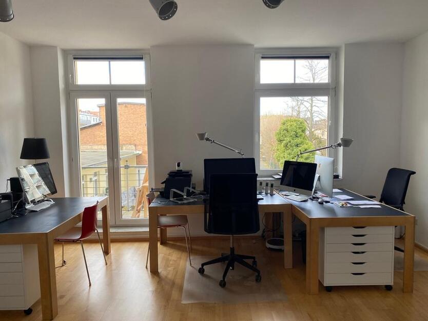 Arbeitsplatz in kreativer Bürogemeinschaft