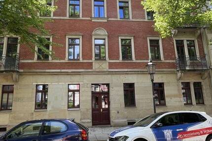 Bemerkenswerte Wohnung mit separater Küche und Parkett in ruhiger Lage!