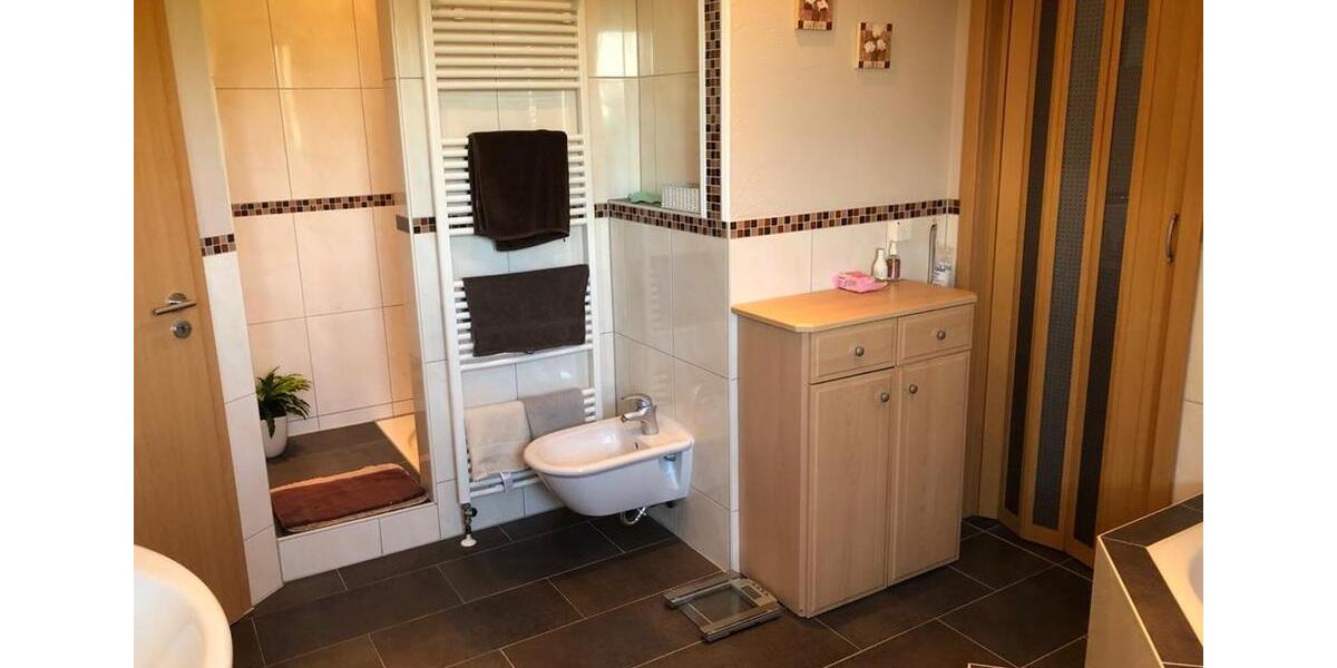 Einfamilienhaus Einbeck - 7 Zimmer, 220 m&sup2;, 1.890&euro; | Angebot:24976077