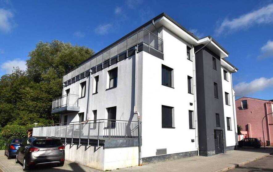 HELL - MODERN - BALKON - FAHRSTUHL - STELLPLATZ!