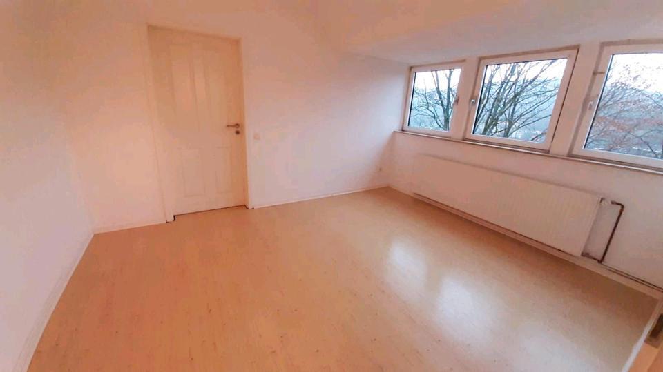 Siegen: 4 Zimmer, Küche Bad Dachgeschoßwohnung