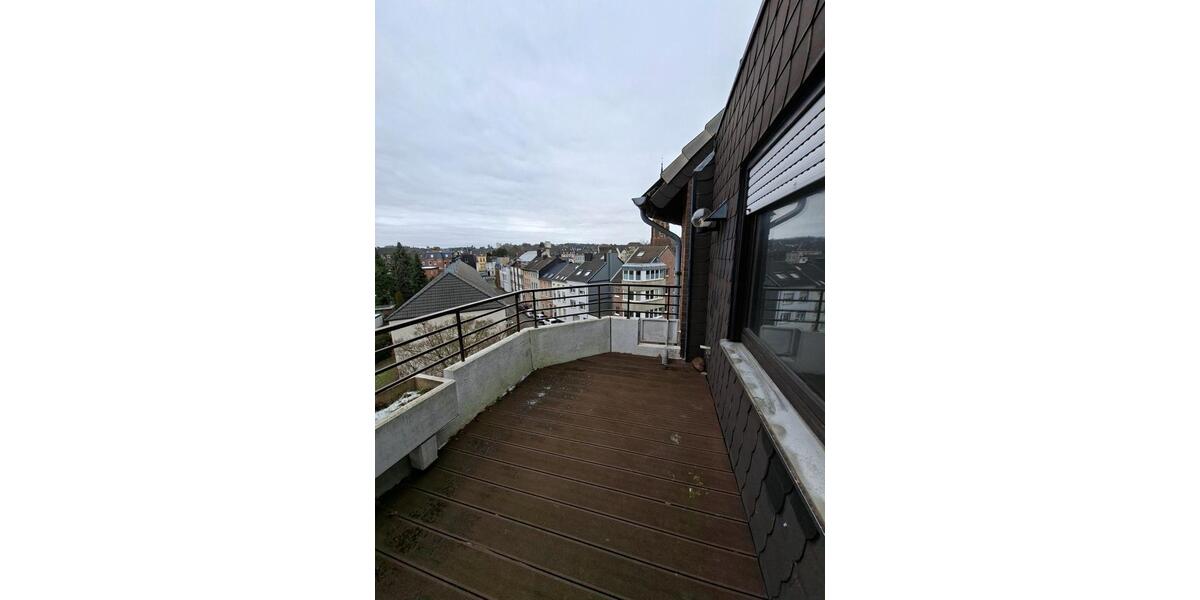 Frisch renovierte 3-Zimmer Dachgeschosswohnung in zentraler Lage 3 zimmer