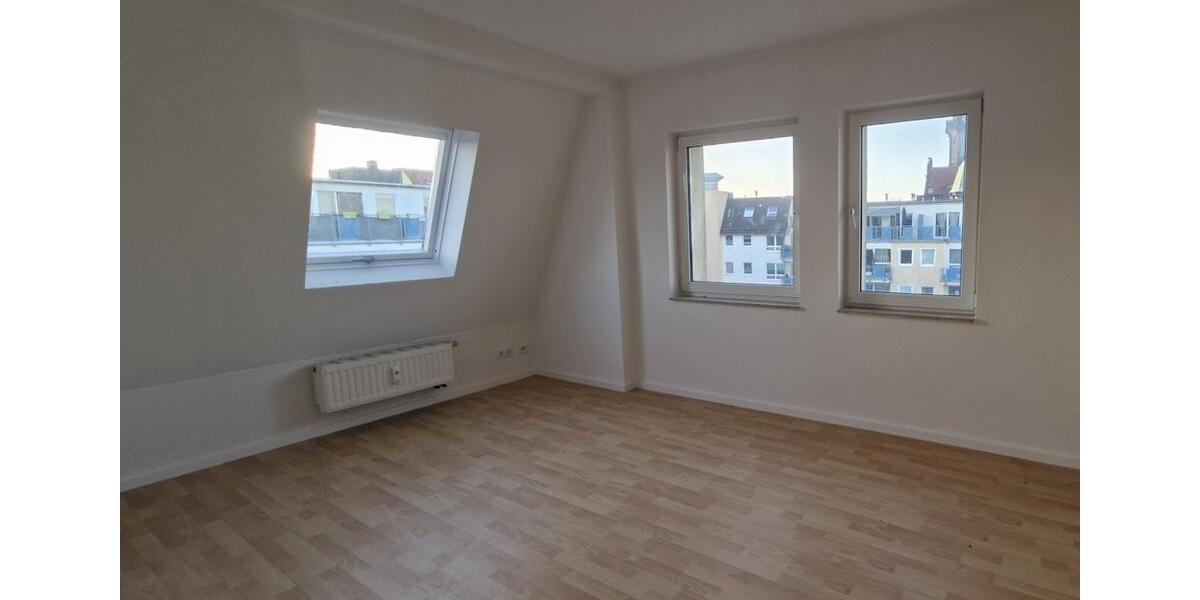 Dachgeschoßwohnung Zwickau - 2 Zimmer, 65 m&sup2;, 300&euro; | Angebot:25921314