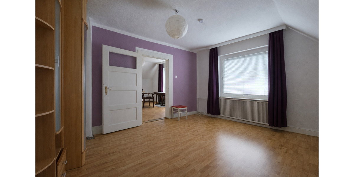 WG-Zimmer in großzügigem Haus (Misburg) nahe Bus&Bahn Haltestelle 4 zimmer