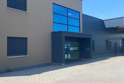 Industriehalle mit Büro, großer Freifläche, PV & Klima zimmer