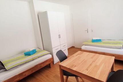 möbl. WG-Zimmer mit Wlan, TV, Gästeküche, EtagenDuWc, Waschmaschine, Trockner, Nähe Messe Stuttgart zimmer