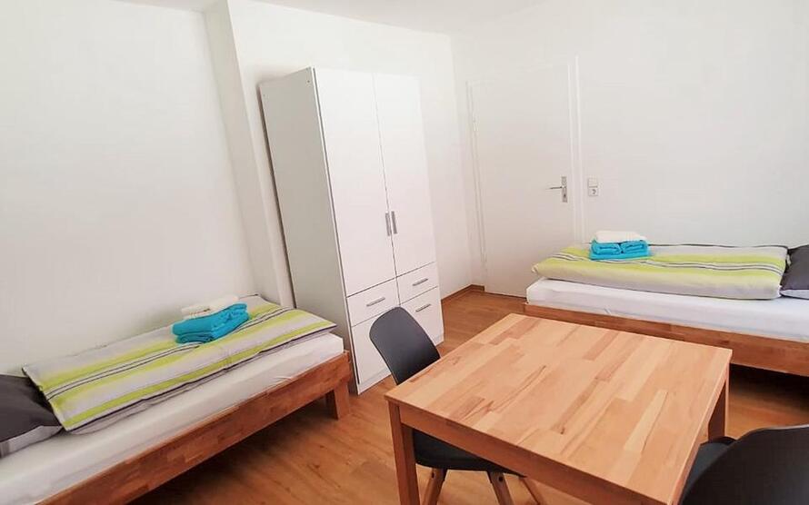 möbl. WG-Zimmer mit Wlan, TV, Gästeküche, EtagenDuWc, Waschmaschine, Trockner, Nähe Messe Stuttgart zimmer