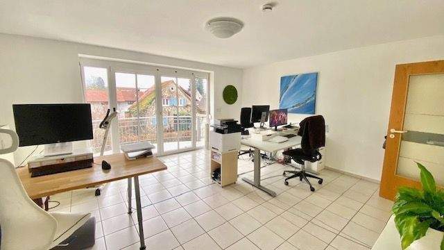 Helles, ruhiges Büro mit Balkon & TG-Stellplatz in Laufen. 1 zimmer
