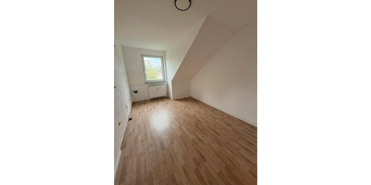 Dachgeschoßwohnung Duisburg Mittelmeiderich - 3 Zimmer, 75 m&sup2;, 550&euro; | Angebot:26491259