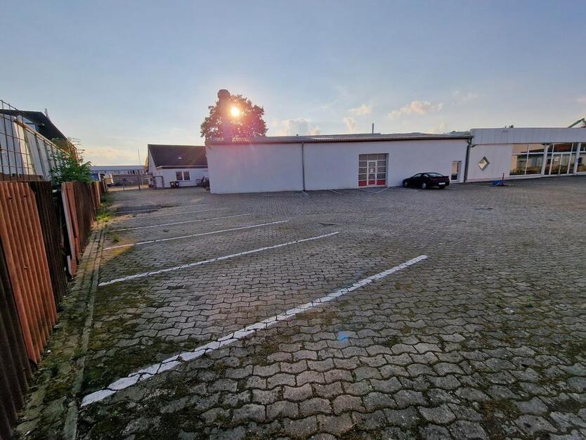 Direkt v. Eigentümer: Halle mit Büro, Lager, Hebebühne,Parkplätze zimmer