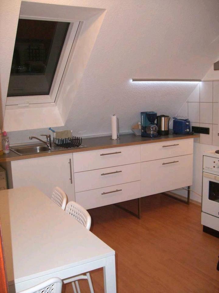 möbliertes Zimmerwohnung voll ausgestattet mit Schreibtisch