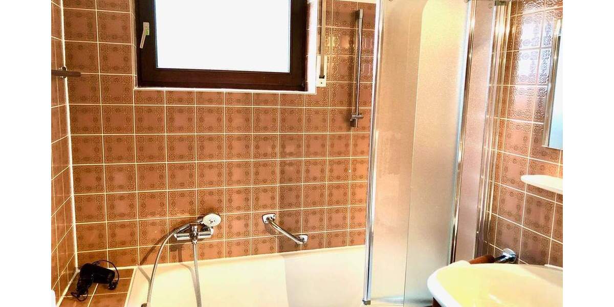 LÄNDLICH: TRAUMAUSSICHT, GROSSES FAMILIENHAUS, EINBAUKÜCHE, 2 STELLPLÄTZE 6 zimmer