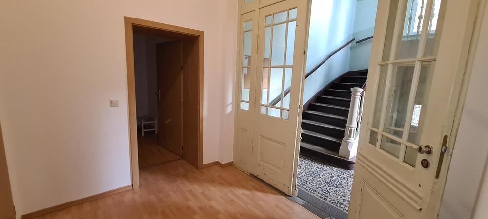 Ruhig gelegene 3-Zimmer-Wohnung mit Wintergarten auf großem Grundstück am Friedensberg