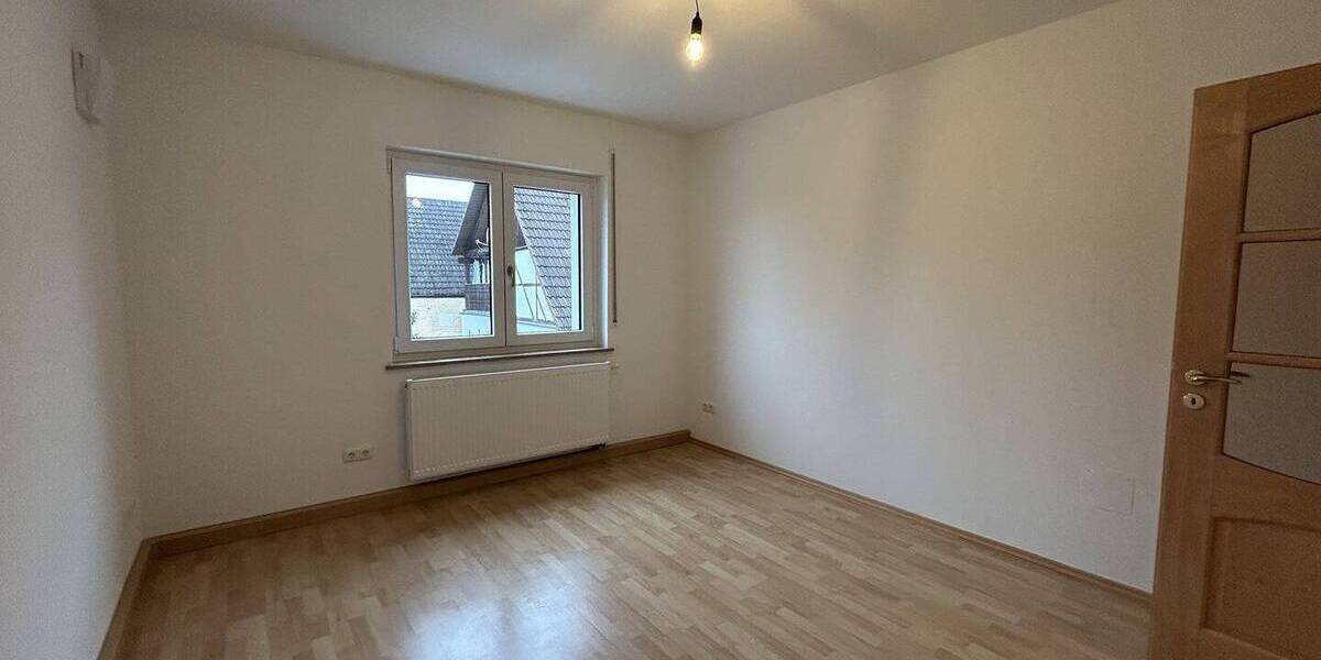Etagenwohnung Forchheim Reuth - 3 Zimmer, 90 m&sup2;, 1.100&euro; | Angebot:26766638